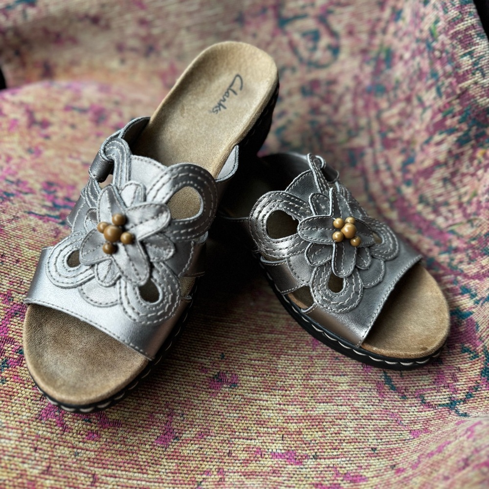 Clark’s‎ Lexi Slip On Wedge Comfort Sandal Pewter/silver Flower Size 9.5